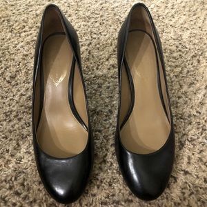 EUC Elie Tahari Black Round Toe Pumps